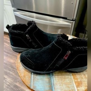 Fabulous, very, very very gently worn size 9 easy spirit